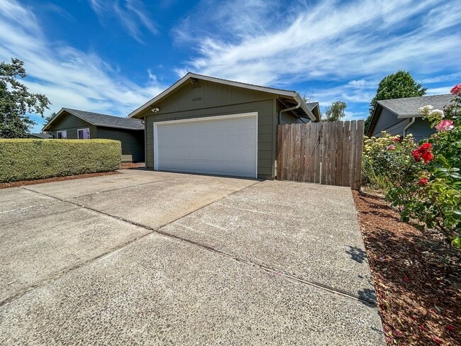 Photo - 1488 Warbler Dr SE