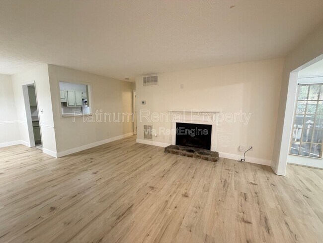 906 Country Park Dr
