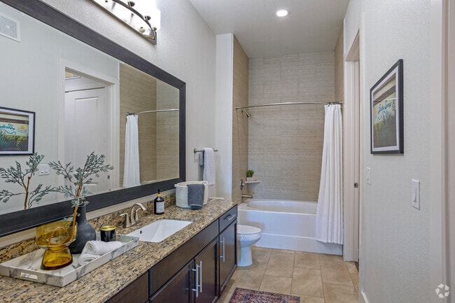 1BR, 1BT - 808SF - Bathroom