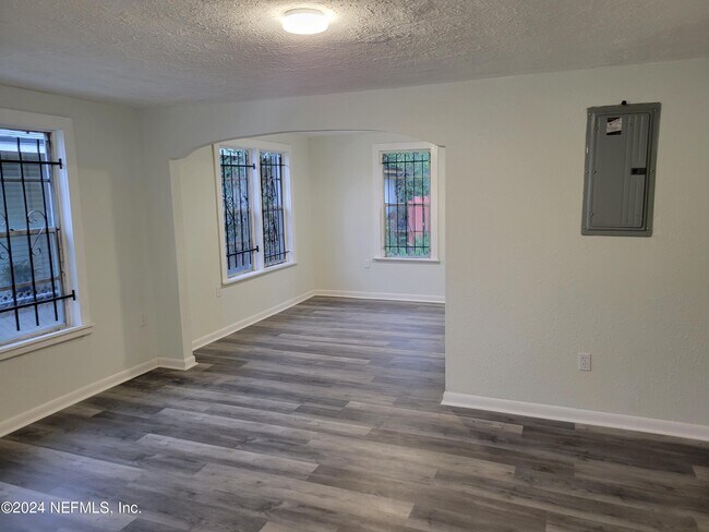 Photo - 1216 W 24th St