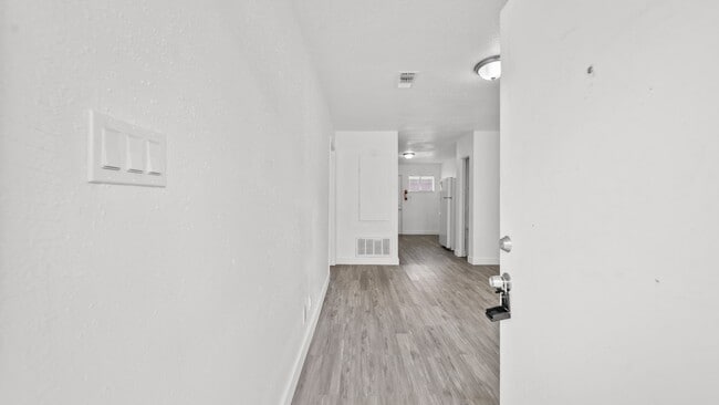 Building Photo - 7819 Glass St Rental