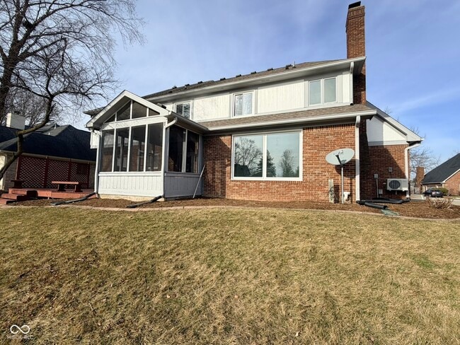 Photo - 1351 Woodpond N Roundabout