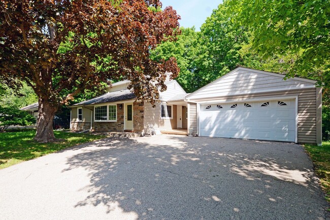 Beautiful 4 Bed 2.5 Bath Home in Minnetonka! - Beautiful 4 Bed 2.5 Bath Home in Minnetonka!