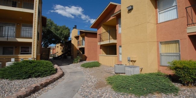 Arrowhead Pointe Apartments, 12021 Skyline Rd NE, Albuquerque, NM, 87123