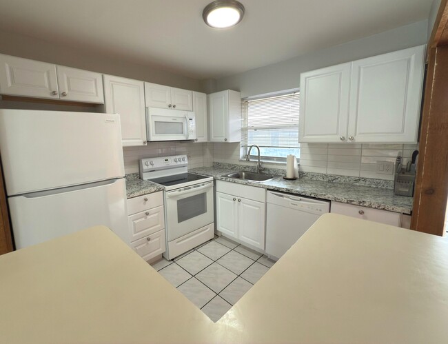Kitchen - 805 W Oakland Park Blvd Unit #D19
