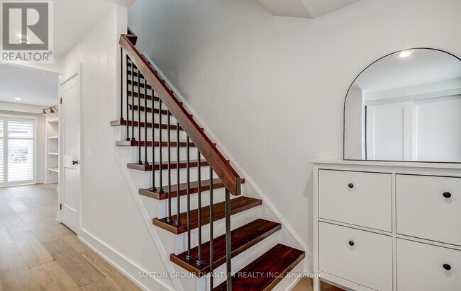 Photo - 20 Mineola Rd E