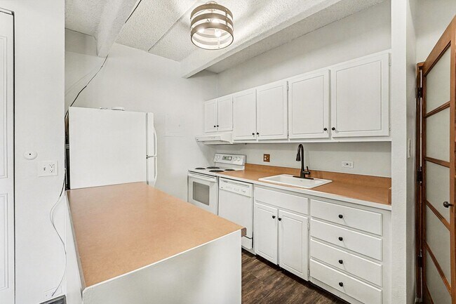 Photo - Stunning Mountain Views and an Unbeatable Location!