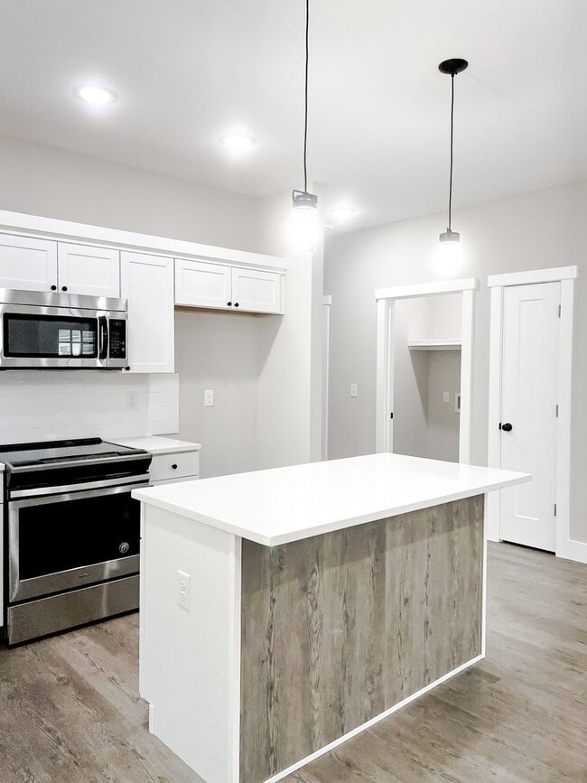 Building Photo - 3 Bedroom 2 Full Bath HOUSE with GARAGE