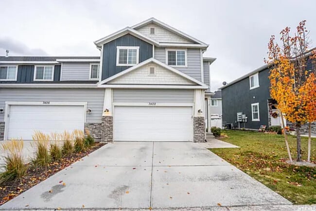 Building Photo - Coming Soon! 5 bed 3.5 Bath Townhome.