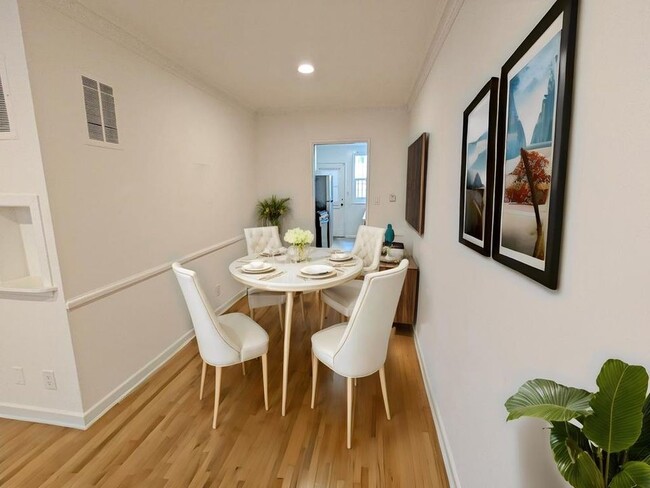 Photo - 817 S Windsor Blvd Unidad E