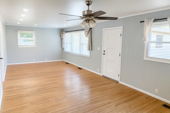 Photo - 404 Thoria Rd