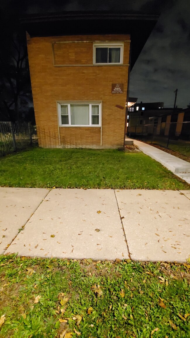 Building Photo - 343 E 107th St Unit 1st Floor South