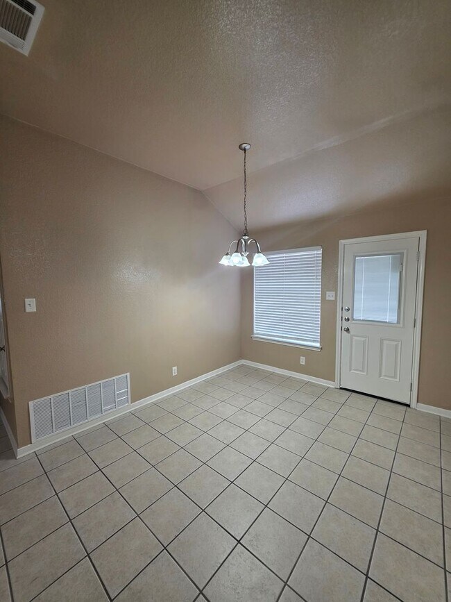 Photo - 3 Bedroom / 2 Bath Duplex – NEW FLOORING IN THE BEDROOMS