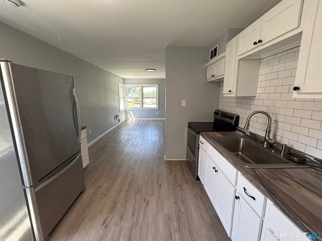 18 Lynwood Dr