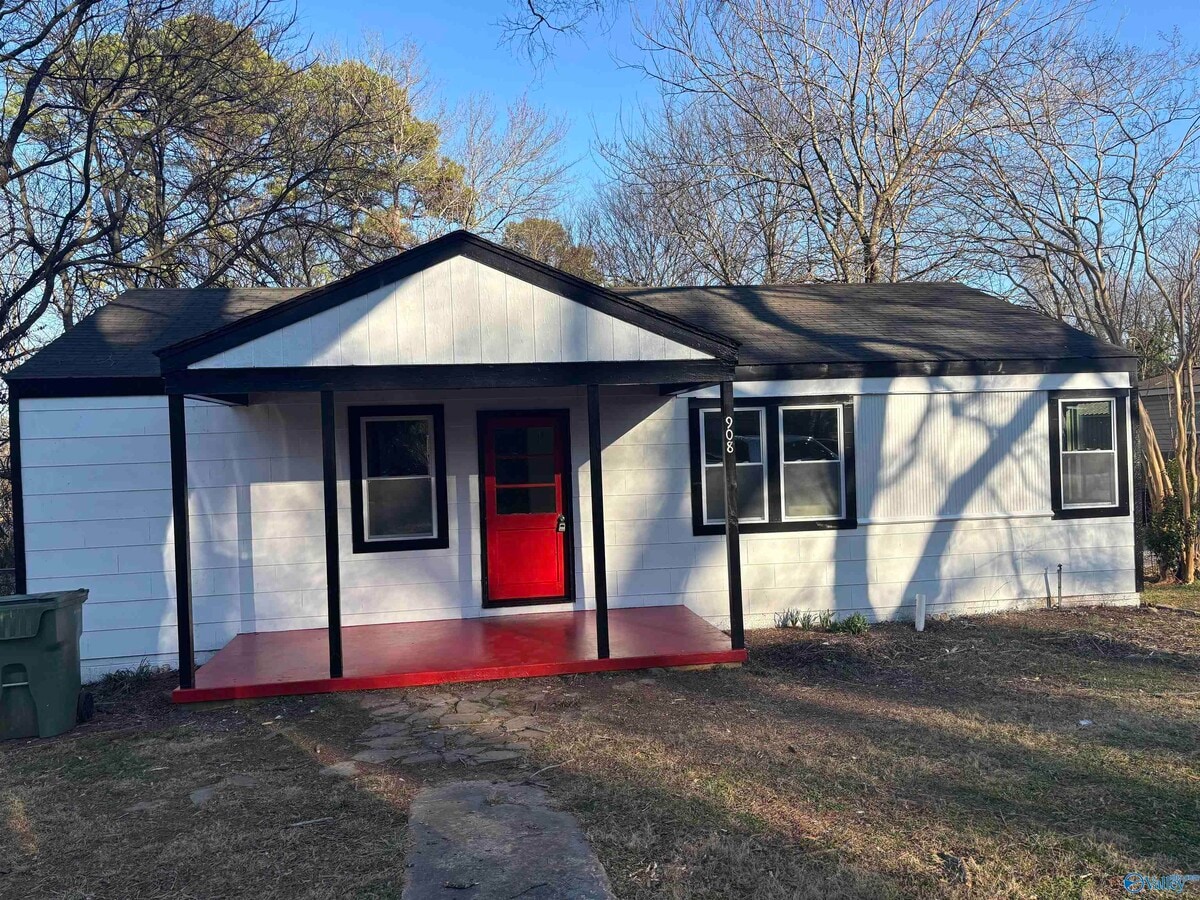 Photo - 908 Crestline Rd NW