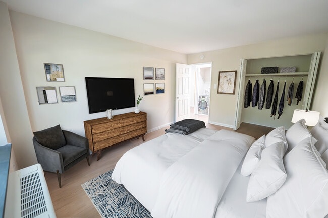 Bedroom - Rosemont Plaza