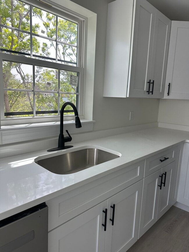Photo - Beautifully Renovated 1 Bedroom Apartment Unidad 102