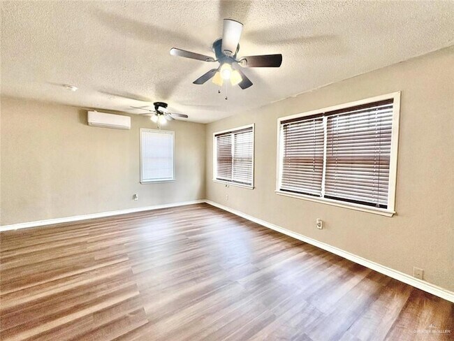 Photo - 704 E Schunior St