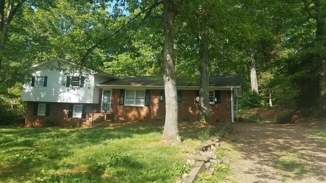 Building Photo - Great private home convenient to I40, Airport and Farmers Market