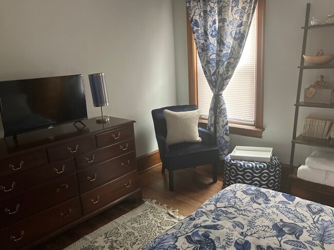 Bedroom with tv - 1115 Hamilton Ave Unit Upstairs
