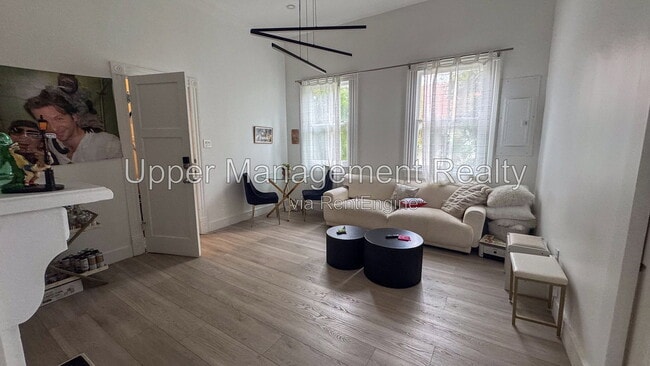 Photo - 7214 Oak St
