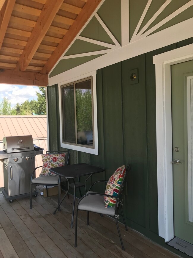 sunny porch for BBQs - 260 Halferty St