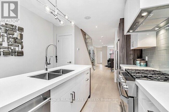 Photo - 573 A Palmerston Ave