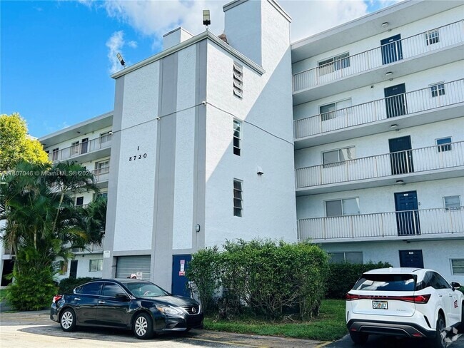 Building Photo - 8720 N Sherman Cir Unit 106 Rental