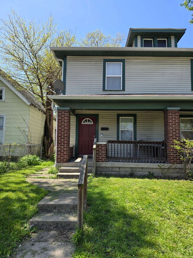 Building Photo - "Charming 2-Bed Home with Gleaming Hardwoo...