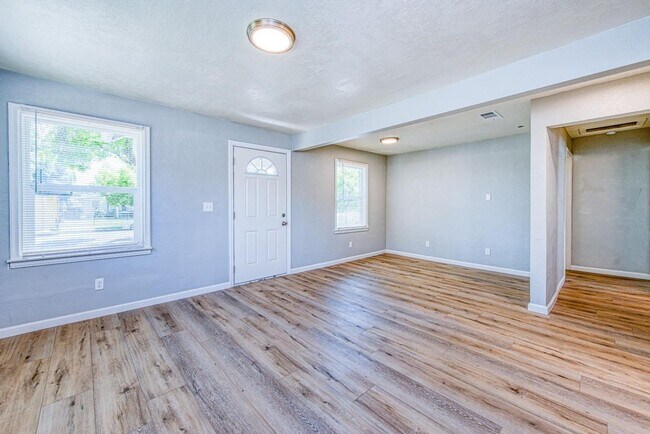 Photo - 2 br, 1 bath House - 3309 E Platt Ave