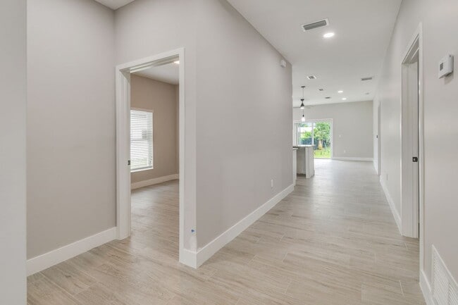 Photo - 312 NW Baker Rd