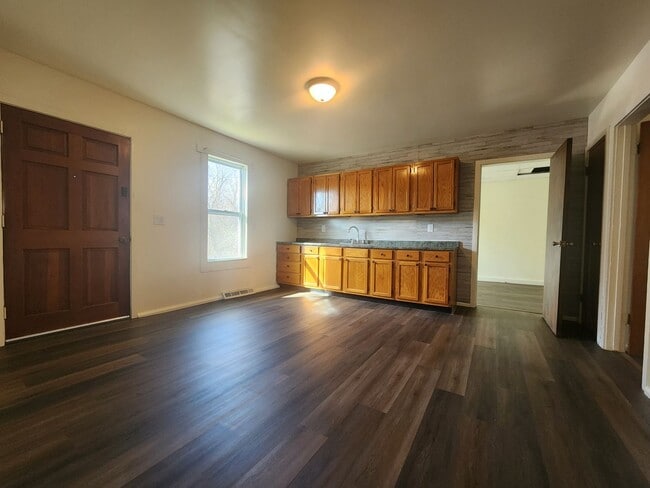 Building Photo - 1106 Rixon St Unit 1106 Rixon Downstairs