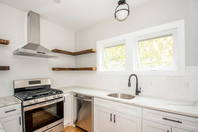 Building Photo - 348 Chelsea St Unit 3