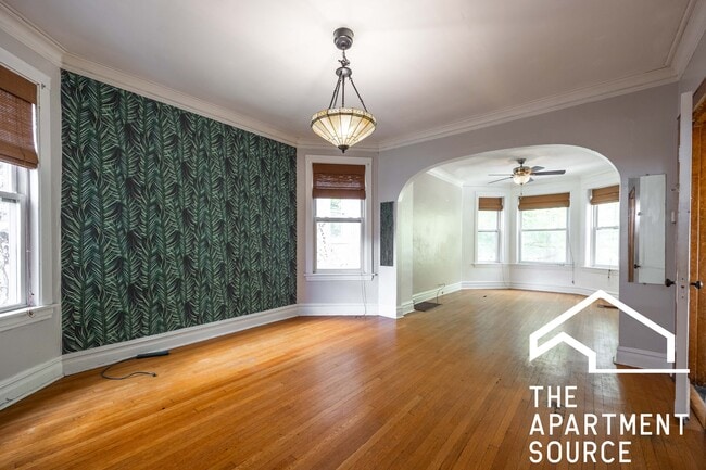 Building Photo - 1631 N Mozart St Unit 2 Rental