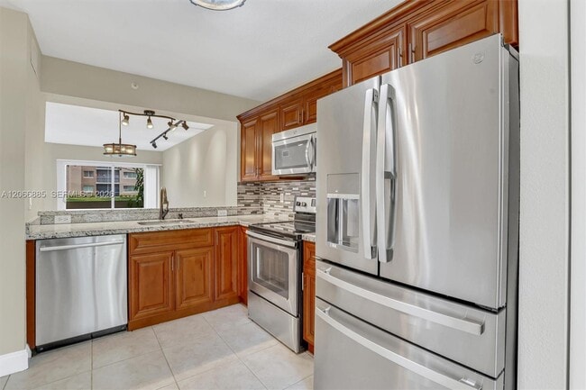 Building Photo - 9537 Weldon Cir Unit I109