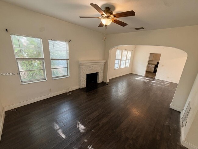 Building Photo - 706 9th St Unit A