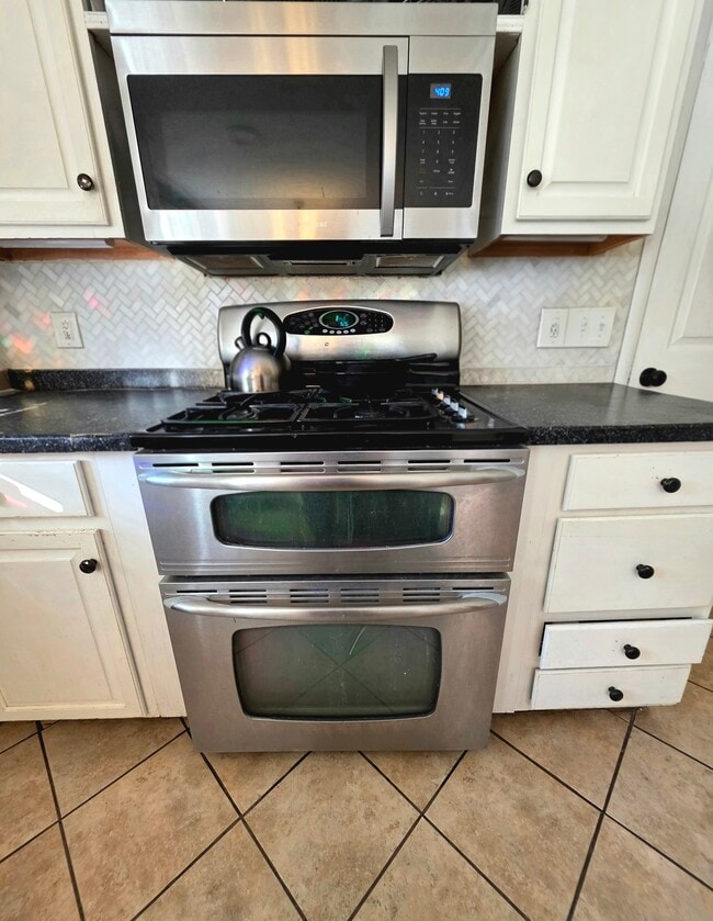 Double Convection Oven with Gas Stovetop - 1409 2nd West Hill Dr