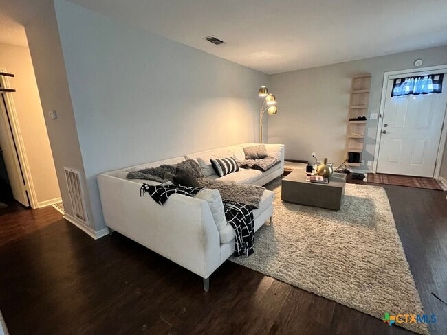 Photo - 1111 Hazelton St