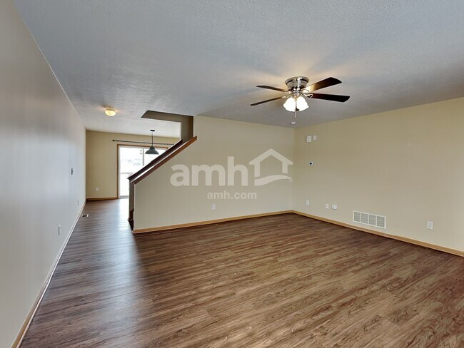 Photo - 69 Hutchison St