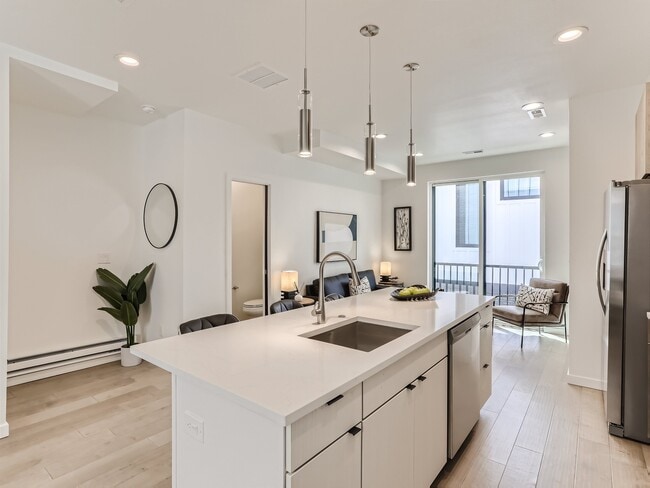 Photo - 1920 Hooker St