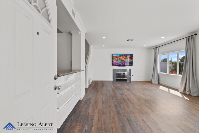 Photo - 20300 Vanowen St