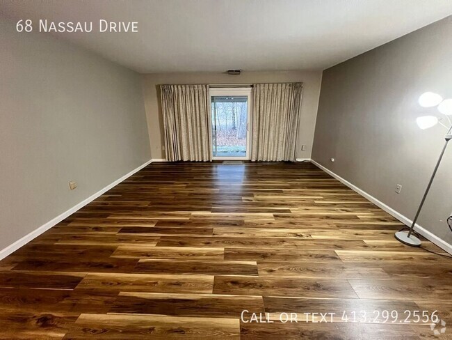 Building Photo - First Floor, 3 BR Condo in the Private Qua...