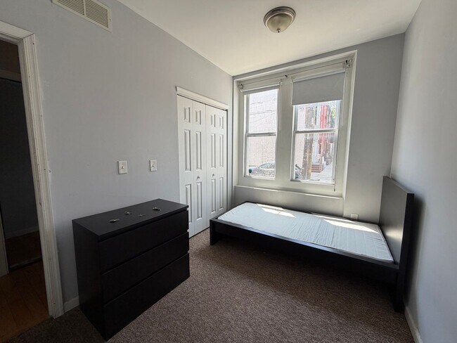 Photo - 1725 W Berks St Unidad 1725 W. Berks Street _ A
