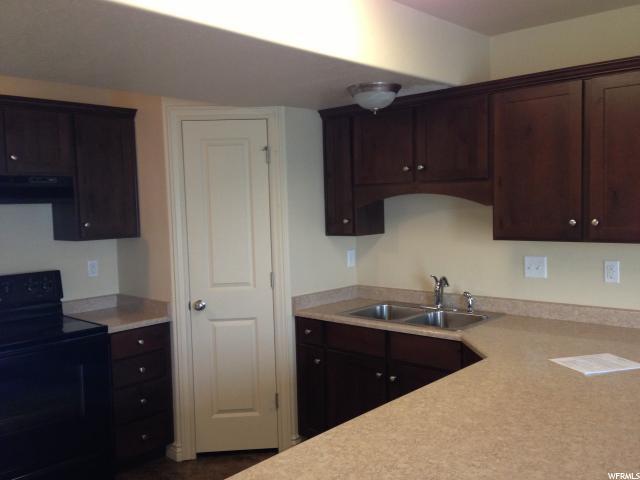 Kitchen, nice appliances, nice countertops - 468 N 2650 W