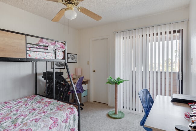 2 habitaciones, 2 baños, 950 pies cuadrados, dormitorio