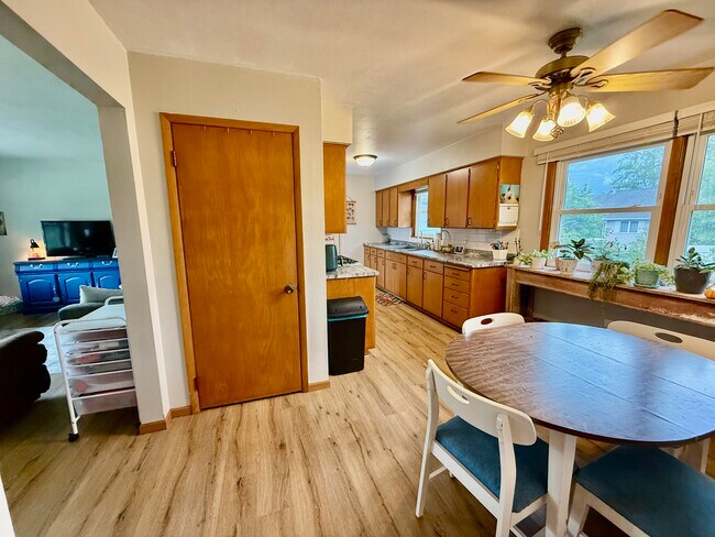 Photo - 933 Greenfield Ave