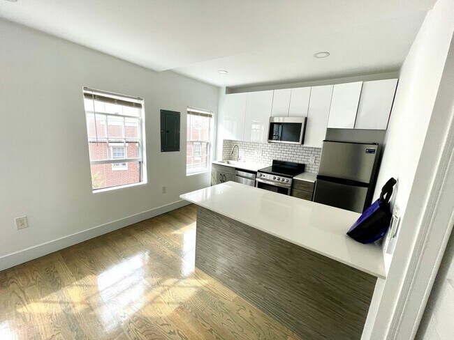 Photo - Bright & Spacious Studio – Beacon Hill -$3...