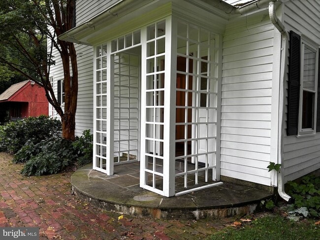 Photo - 410 Wharf Rd