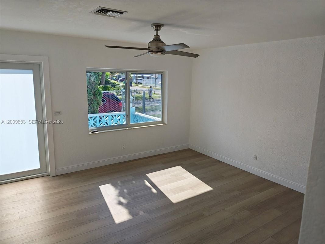 Photo - 11412 NW 11th Ave Unidad b