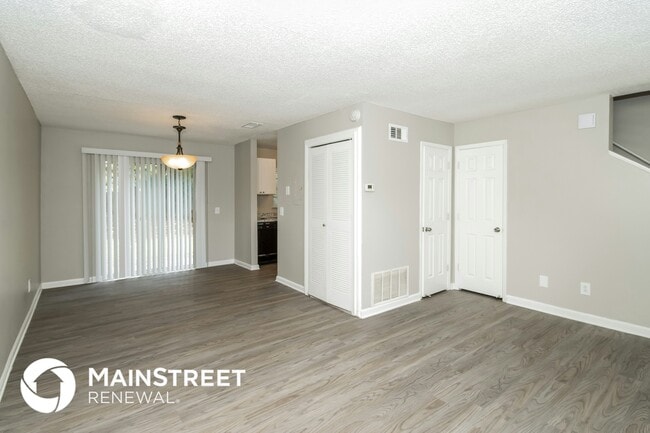 Photo - 304 Flagstone Way
